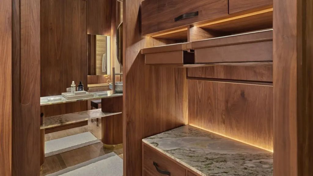 Hochwertige hölzerne Schränke mit sanfter Beleuchtung im Badezimmer