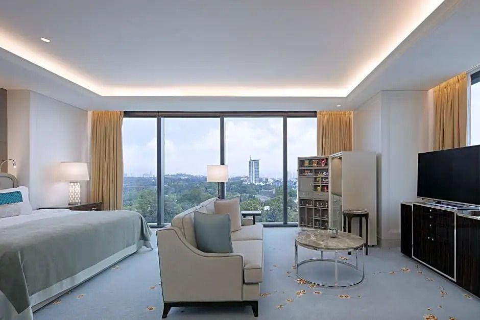 Helle Suite mit großen Fenstern und Gartenblick