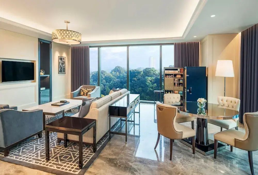 Elegantes Wohnzimmer mit modernem Design und Panoramafenstern
