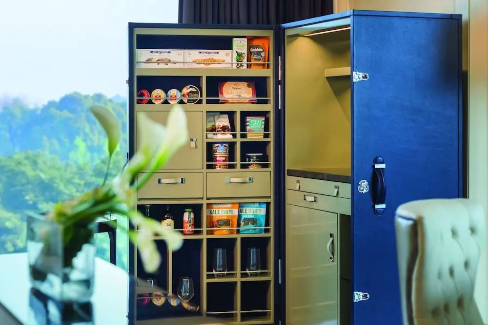 Gut sortierte Minibar mit diversen Snacks und Getränken