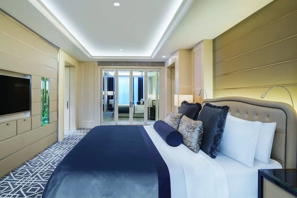 Komfortables Schlafzimmer mit elegantem Bett in gedeckten Farben