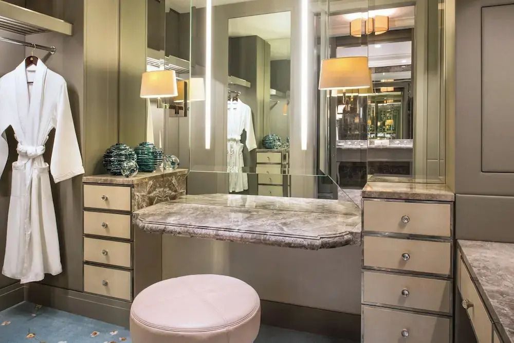 Eleganter Schminktisch in modernem Design mit Spiegeln und Beleuchtung