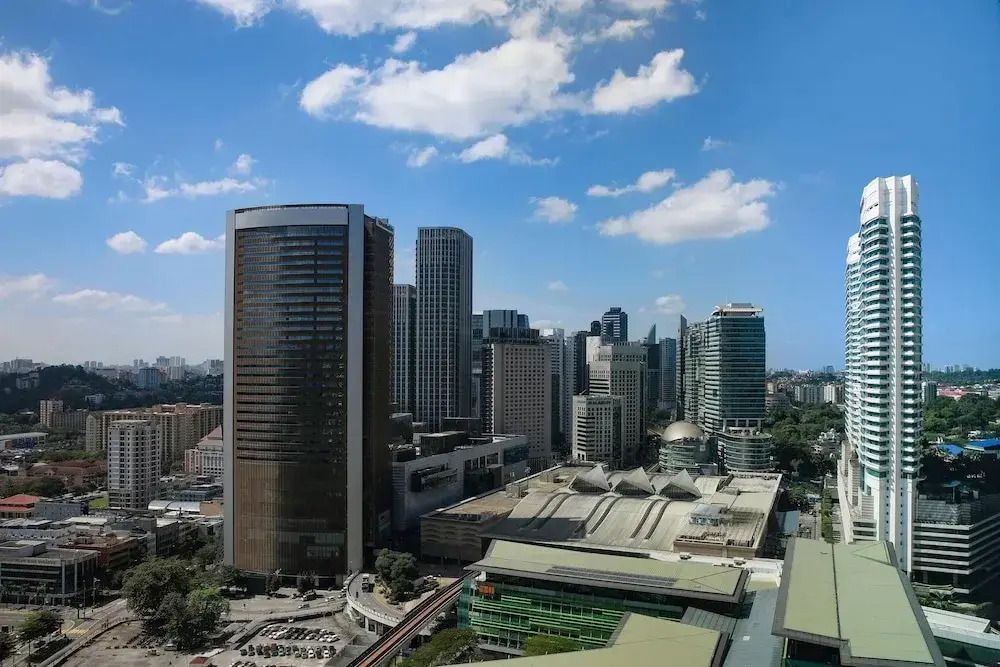 Spektakuläre Aussicht auf die Skyline von Kuala Lumpur mit blauem Himmel.