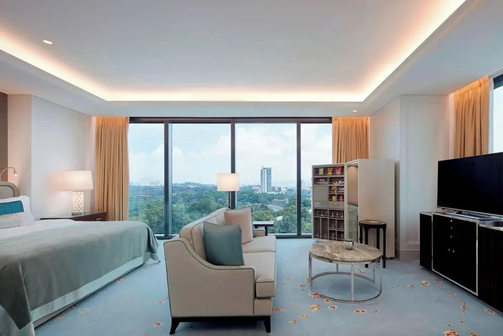 Großzügiger Wohnbereich der Executive Doppel Suite mit Panoramafenstern und stilvollem Design.