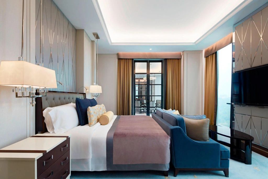 Elegant eingerichtetes Schlafzimmer der Präsidenten Suite mit Doppelbett und Balkonblick