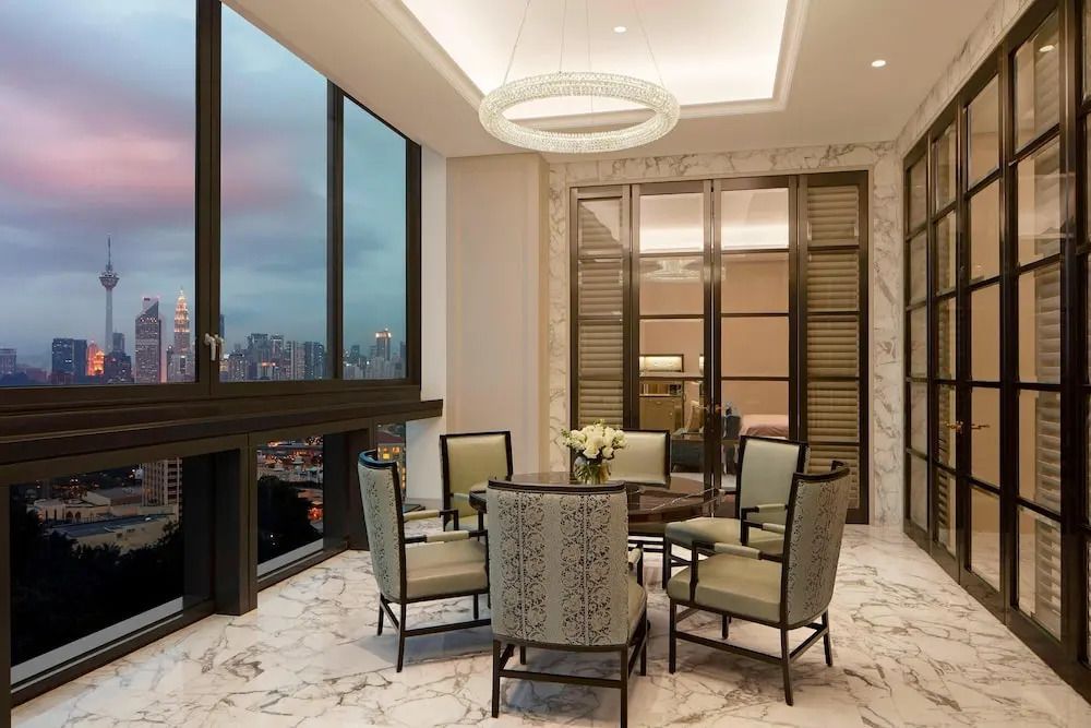 Elegantes Wohnzimmer mit einer Sitzgruppe und Blick auf die Skyline