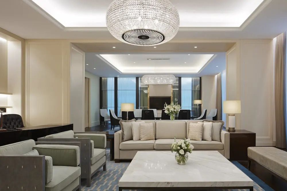 Großzügiger Wohnbereich mit stilvollem Interieur und luxuriösem Design