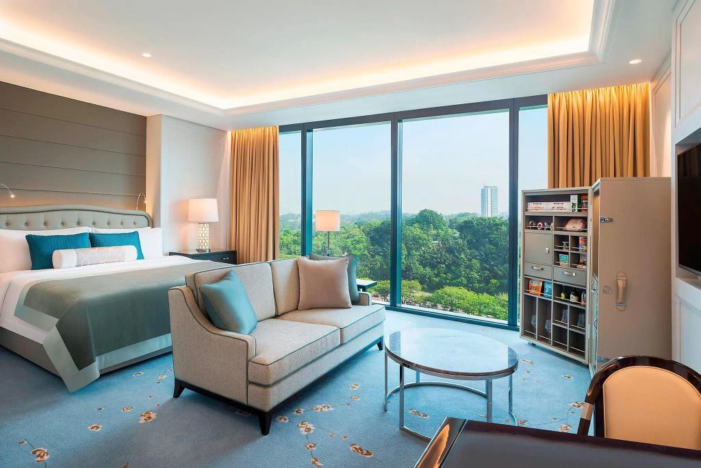 Elegantes Hotelzimmer mit großem Fenster und Stadtblick in Kuala Lumpur