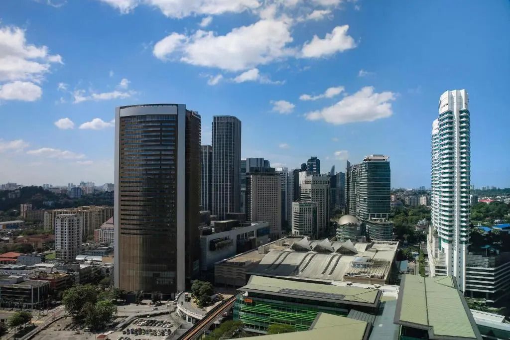 Skyline von Kuala Lumpur mit Wolkenkratzern und blauem Himmel