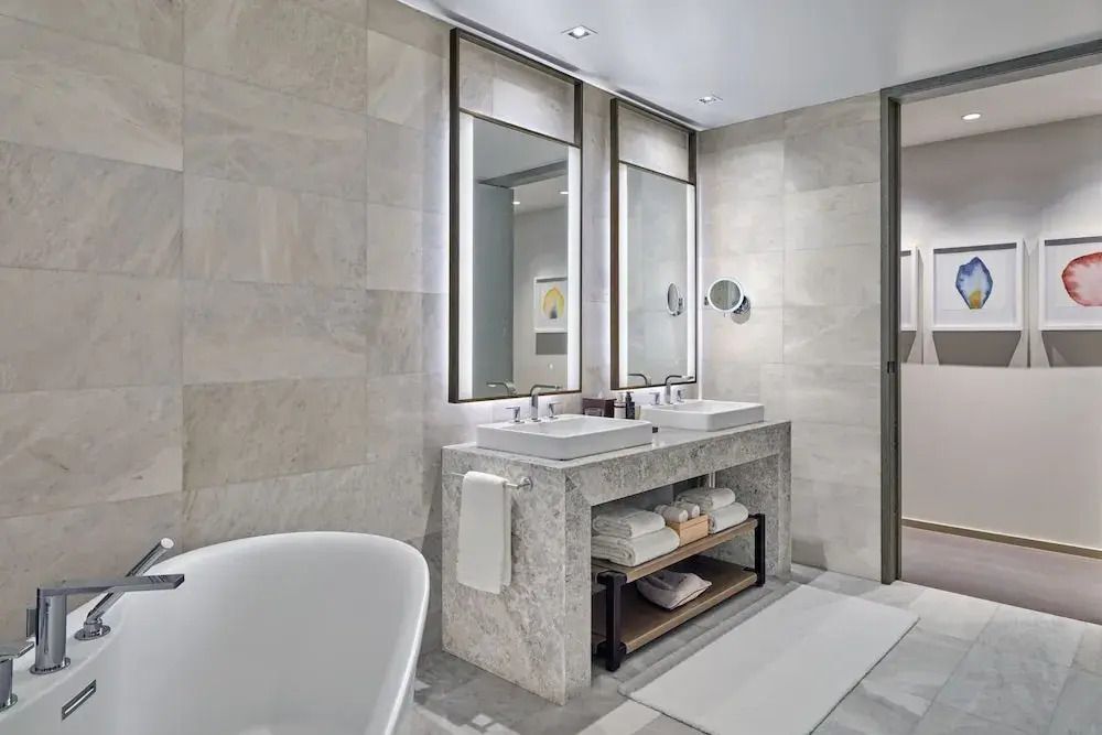 Elegantes Badezimmer mit Doppelwaschbecken und freistehender Badewanne