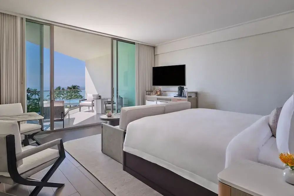 Helles Zimmer mit Doppelbett und Balkon mit Blick auf den Ozean