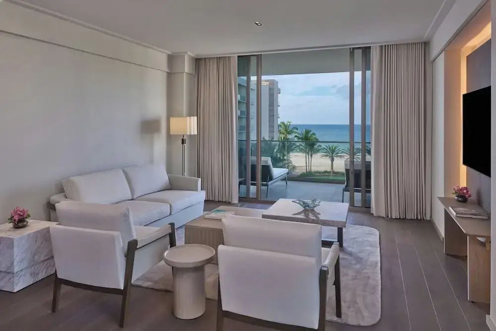 Wohnbereich der Suite mit Balkon und Meerblick auf Longboat Key.