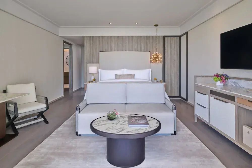 Geräumiges Schlafzimmer mit elegantem Doppelbett und stilvollem Interieur.