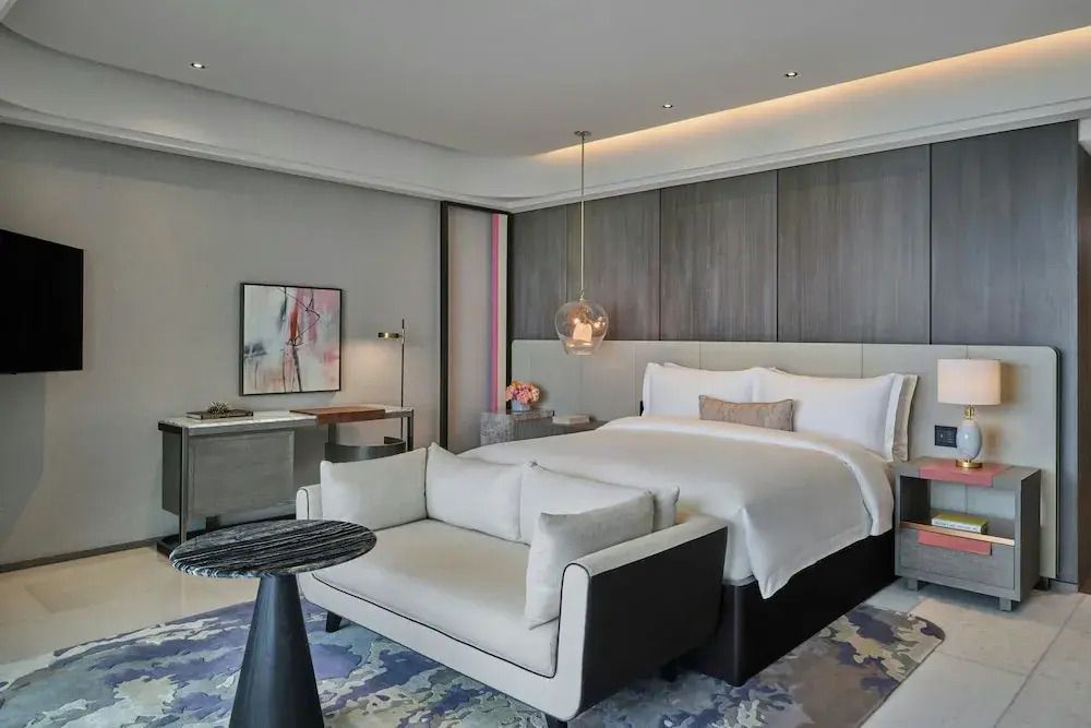 Elegantes Schlafzimmer mit stilvoller Einrichtung und dezenter Kunst an der Wand.