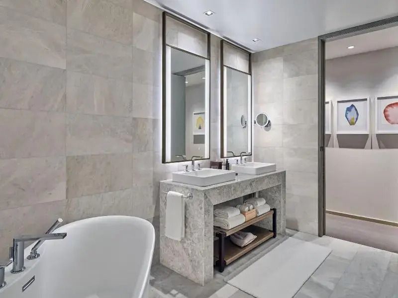Doppelwaschbecken im modernen Design mit eleganten Spiegeln im Badezimmer