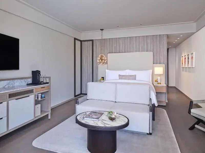 Komfortables Standard Doppelzimmer mit Doppelbett und Sitzecke
