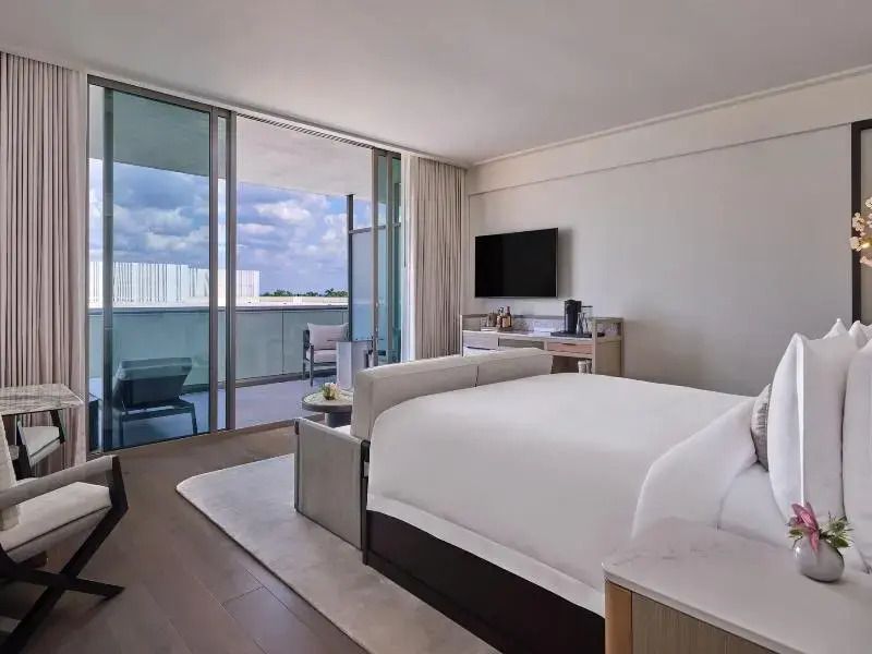 Einladendes Zimmer mit Balkon und Meerblick im St. Regis Longboat Key Resort