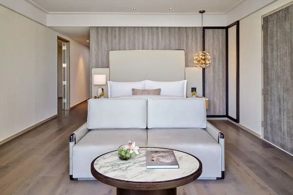 Modernes Zimmerdesign mit gemütlicher Sitzecke und edlem Couchtisch