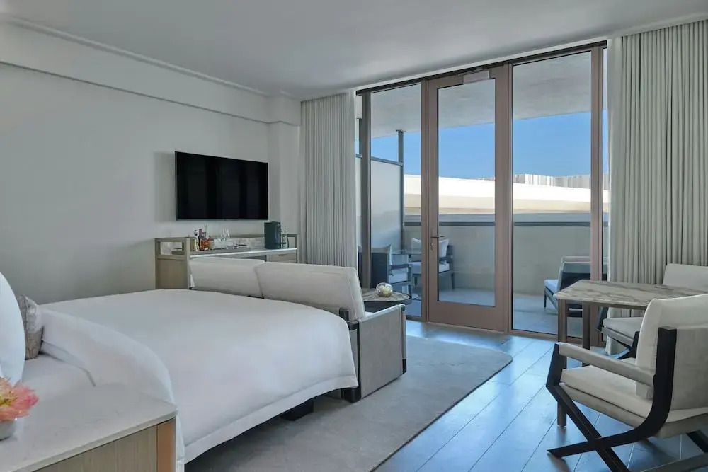 Doppelzimmer mit Balkonzugang und moderner Ausstattung im Resort