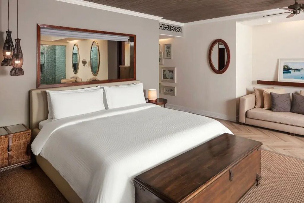 Geräumiges Schlafzimmer in Junior-Suite mit Doppelbett und großen Spiegeln