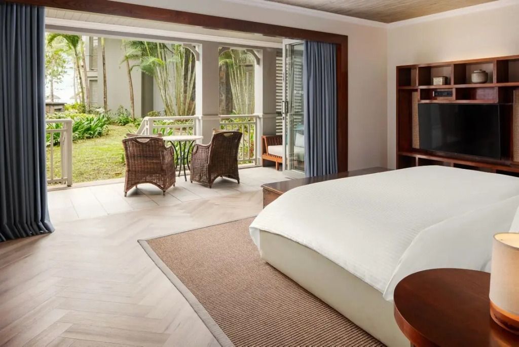 Junior-Suite mit offenem Zugang zur Terrasse und Gartenblick