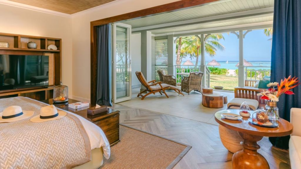 Junior-Suite mit Doppelbett und Terrasse mit Blick auf den tropischen Garten und das Meer