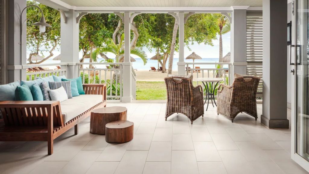 Terrasse mit Blick auf den Strand und umgeben von grüner Natur und Palmen