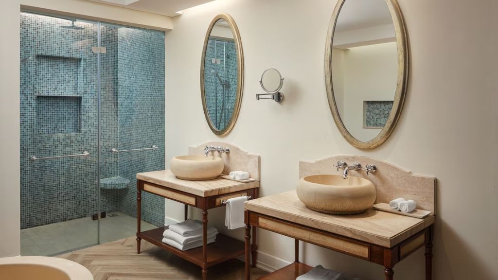 Luxuriöses Badezimmer mit zwei Waschbecken und einer großen Dusche