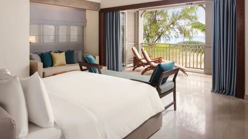 Geräumiges Schlafzimmer mit Balkon und Meerblick im St Regis Le Morne Resort