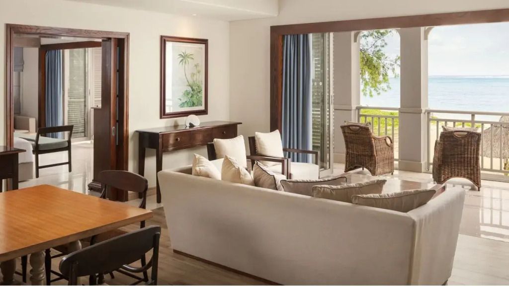 Gemütliches Wohnzimmerdesign mit Balkonzugang im St Regis Le Morne Resort