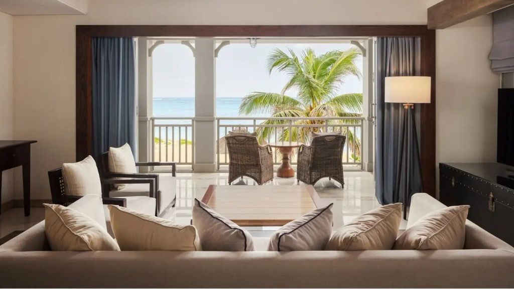 Luxuriöser Wohnbereich mit Strand- und Meerblick im St Regis Le Morne Resort