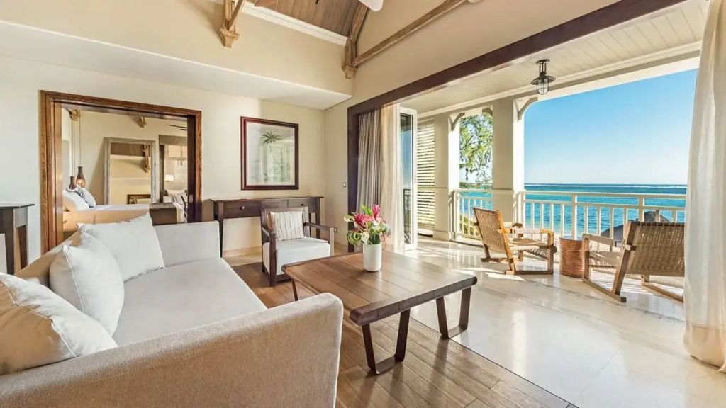 Helles Wohnzimmer mit großem Balkon und Meerblick im St Regis Le Morne Resort
