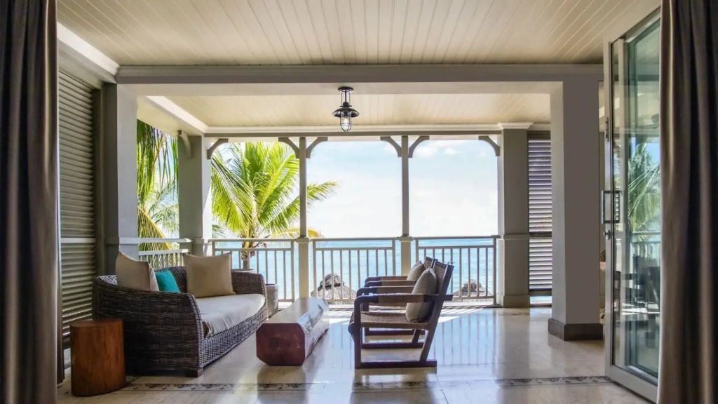 Überdachter Balkon mit komfortablen Sitzmöbeln und Meerblick im St Regis Le Morne Resort