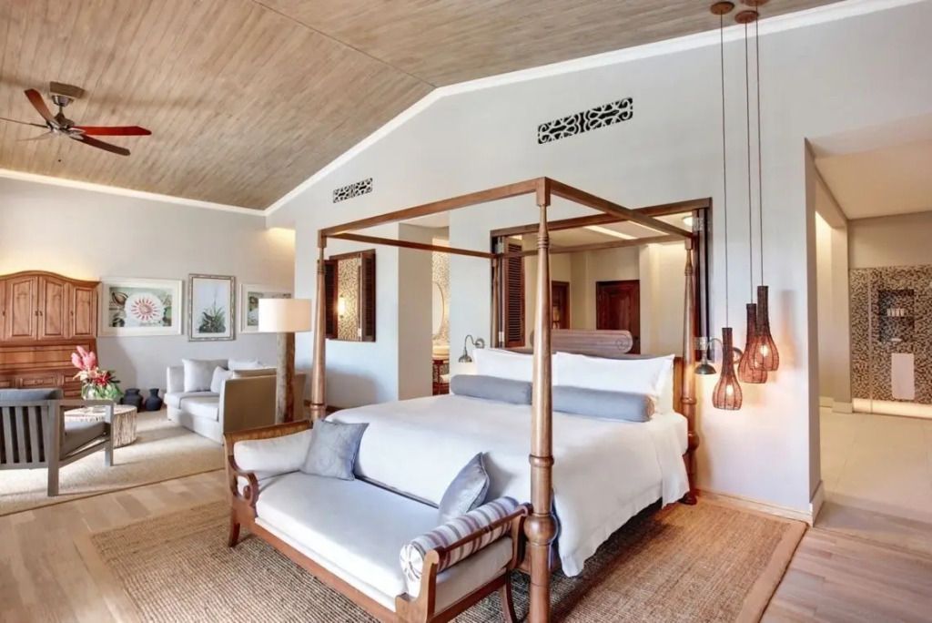 Helles Schlafzimmer mit Himmelbett und eleganter Einrichtung