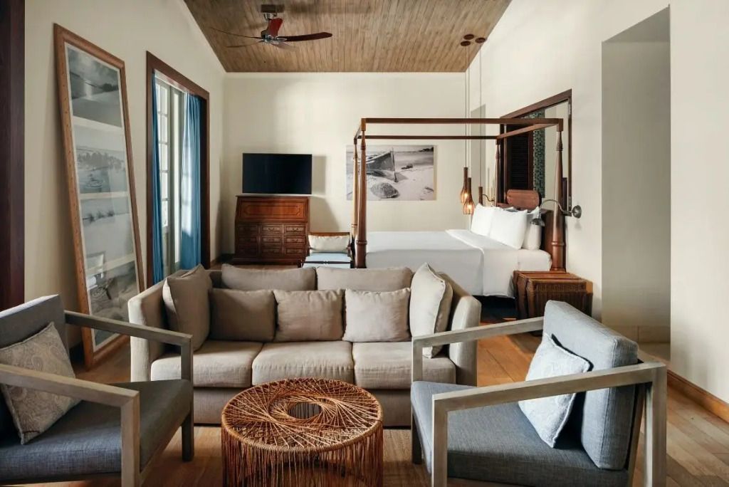 Geräumiges Zimmer mit Sitzecke und elegantem Dekor