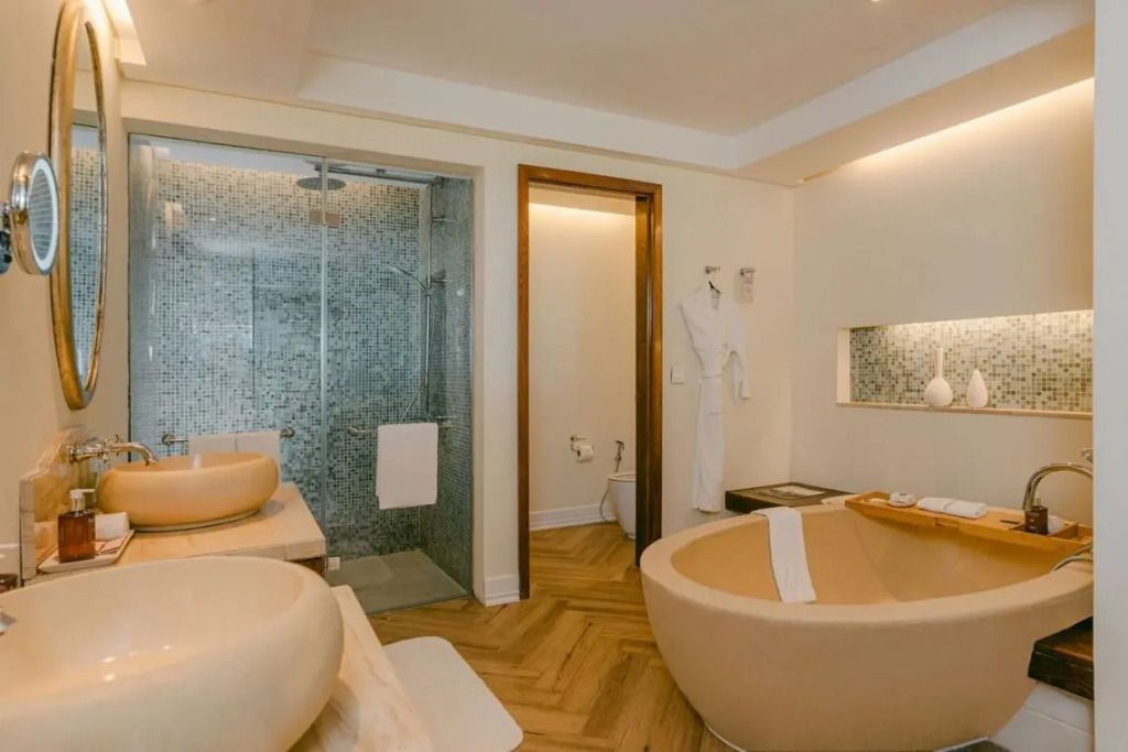 Modernes Badezimmer mit stilvoller Rundbadewanne und großer Dusche