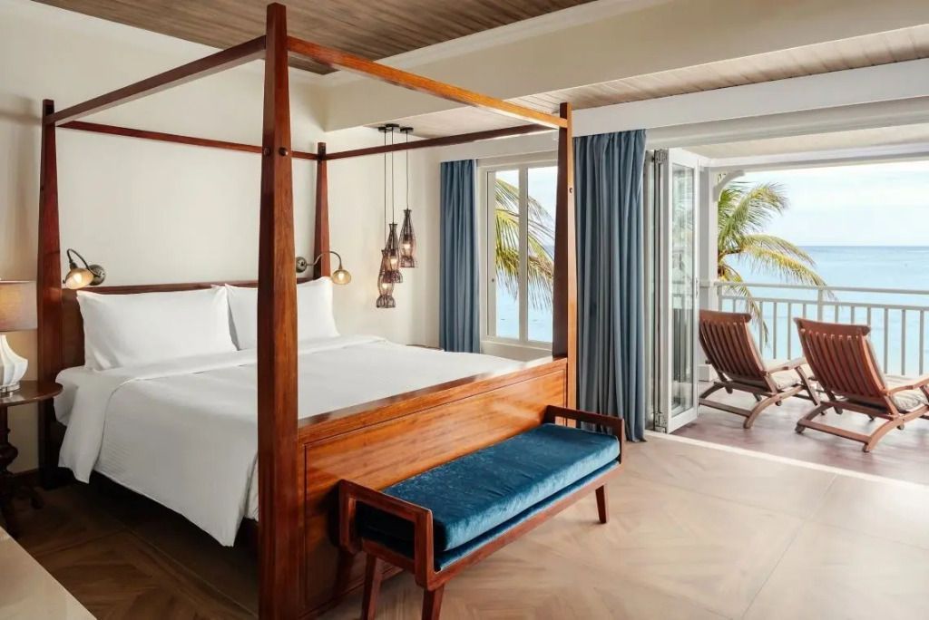 Peninsula Doppel Suite mit Himmelbett und Meerblick vom Balkon