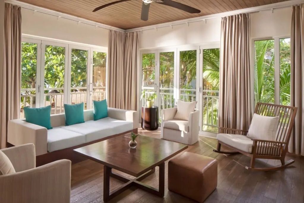 Helles Wohnzimmer der Suite mit Sitzecke und Gartenblick