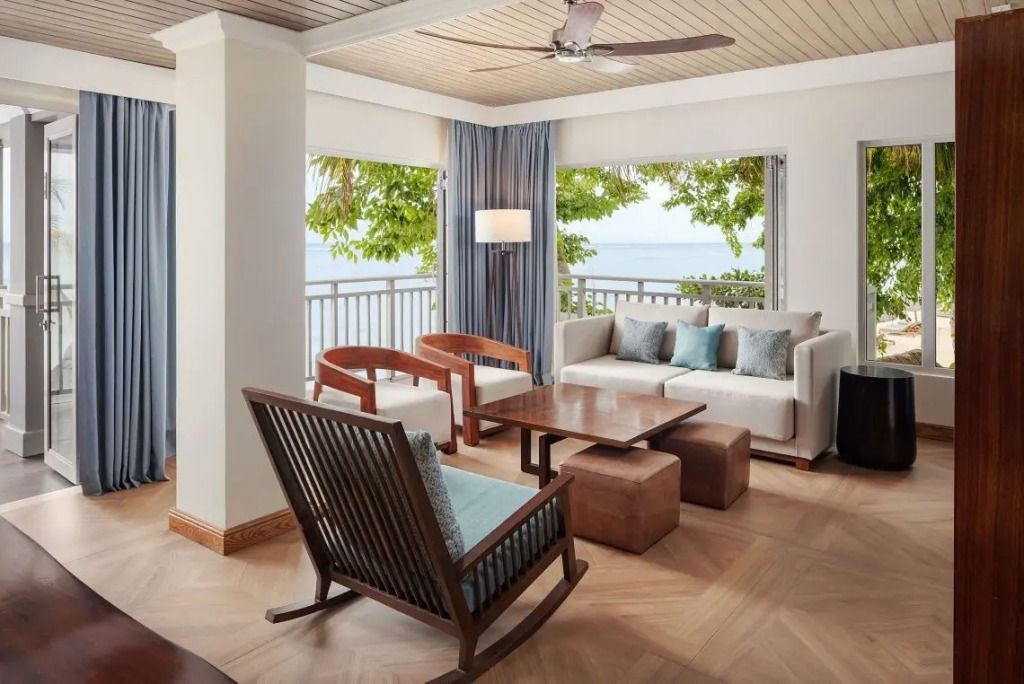 Wohnbereich der Suite mit Zugang zum Balkon und Meerblick