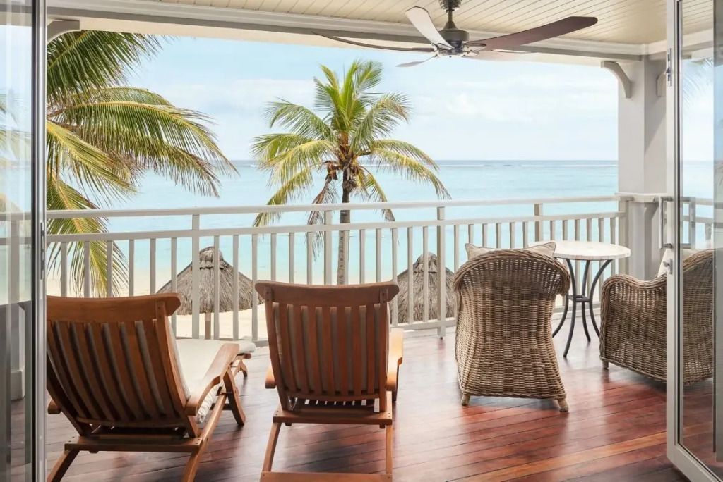 Balkon mit Holzstühlen und direktem Meerblick