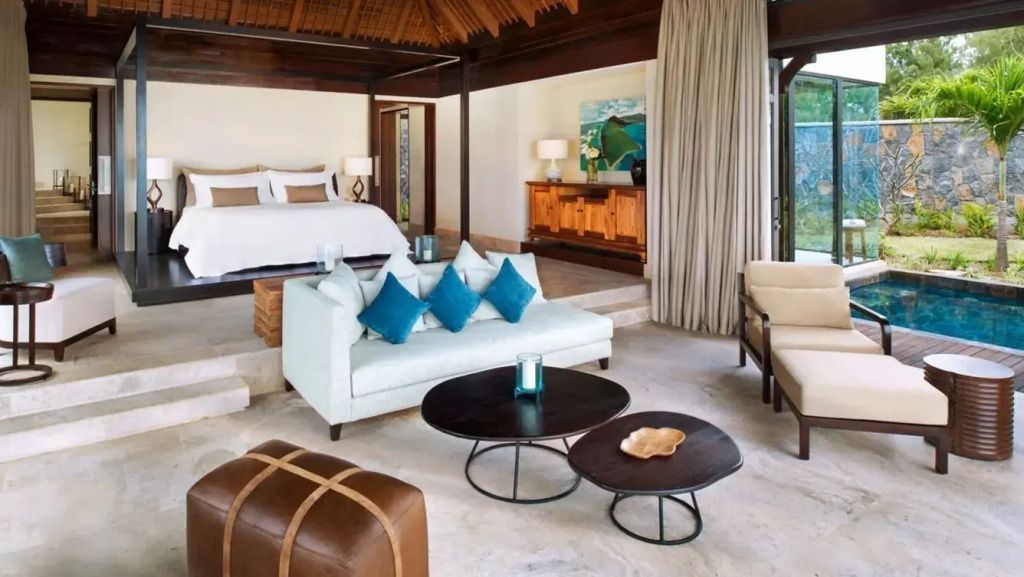 Luxuriöses Schlafzimmer mit heller Einrichtung und Holzelementen mit Blick auf den Garten.
