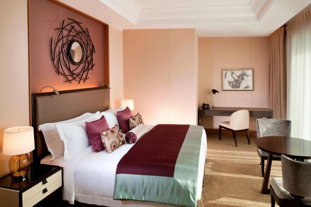 Elegante Deluxe Doppel Suite mit luxuriösem Bett, Schreibtisch und stilvoller Beleuchtung