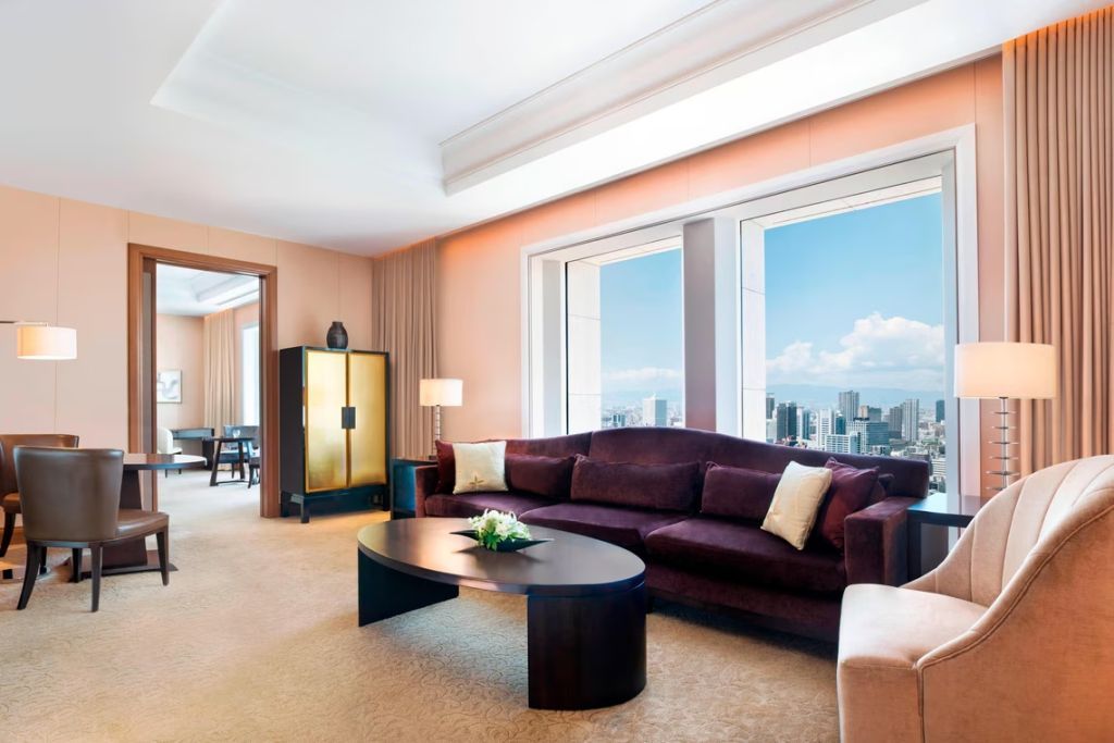 Geräumiges Wohnzimmer der Suite mit Panoramablick und luxuriösen Möbeln