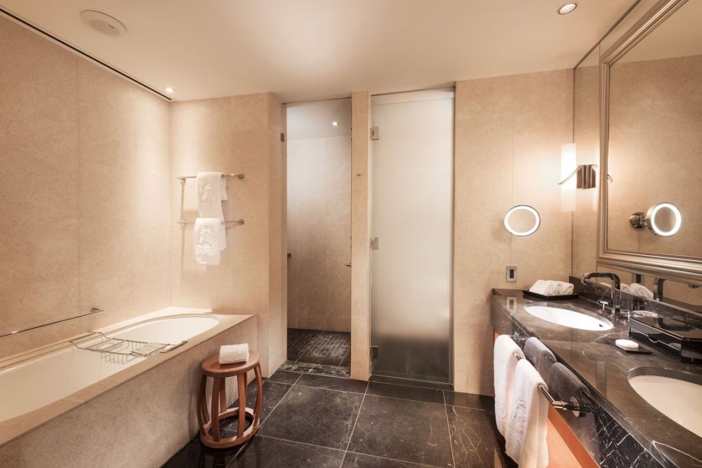 Modernes Badezimmer der Deluxe Suite mit stilvollen Annehmlichkeiten und eleganter Beleuchtung