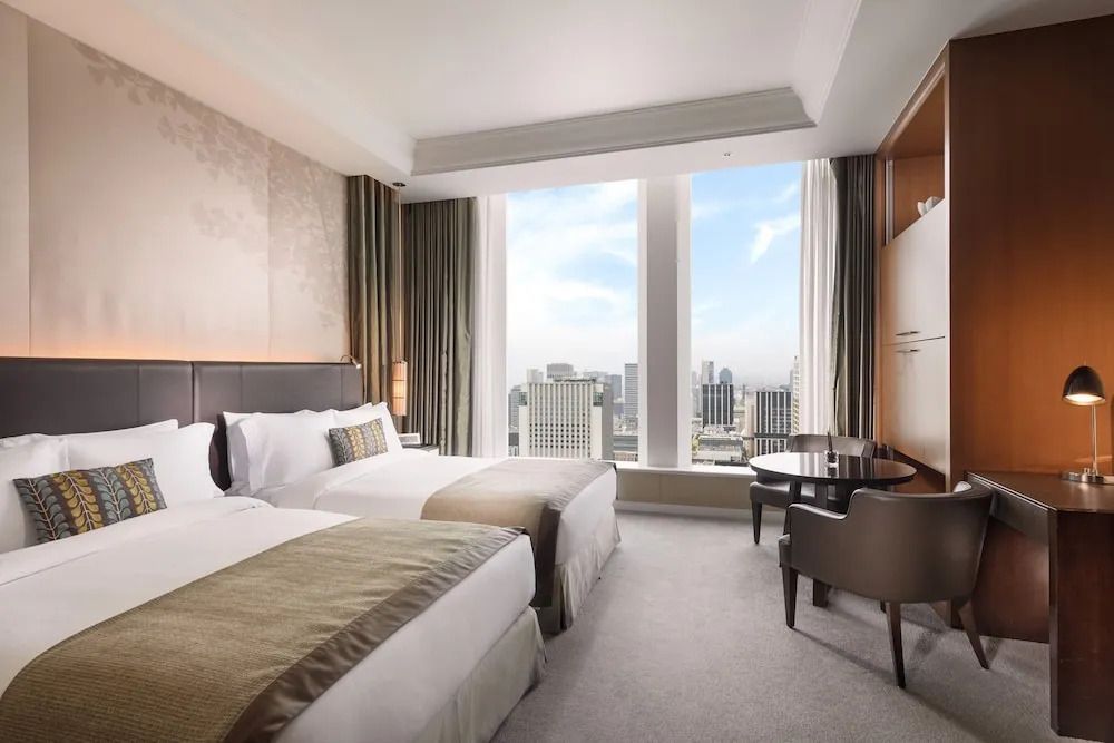Luxuriöses Hotelzimmer mit zwei Einzelbetten und Panoramablick auf die Stadt