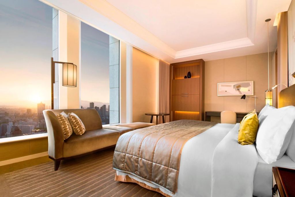 Luxuriöses Zimmer mit Panoramafenster und stilvollem Interieur in Osaka