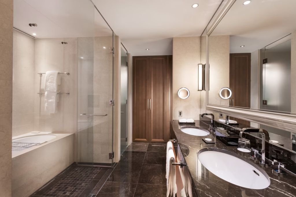 Großes Badezimmer mit zwei Waschbecken und moderner Ausstattung