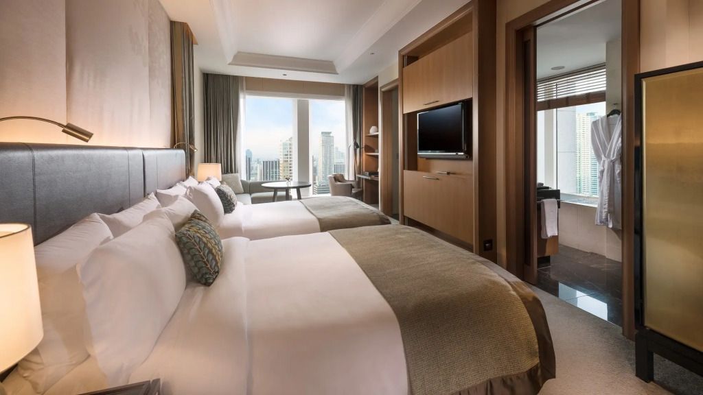 Modernes Doppelzimmer mit zwei Einzelbetten und Stadtblick im St. Regis Osaka.