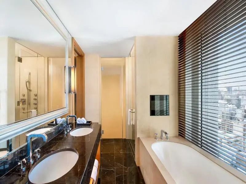 Luxuriöses Badezimmer mit Doppelwaschbecken und großer Badewanne im St. Regis Osaka.