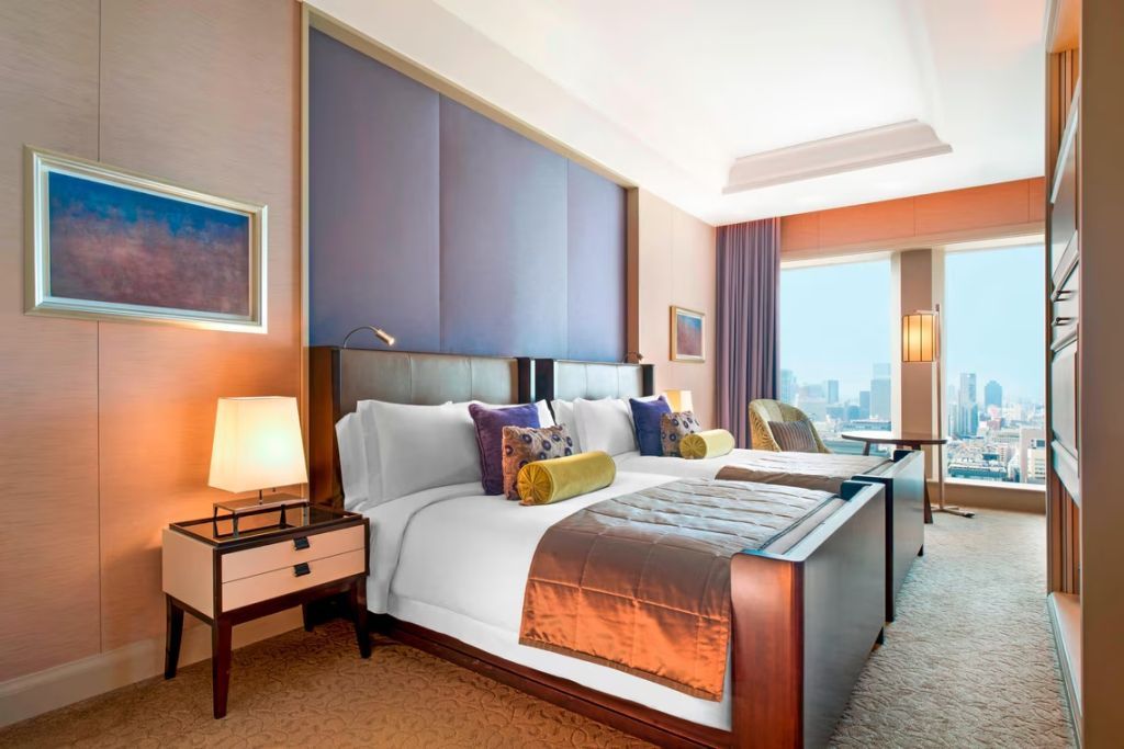 Luxuriöses Doppelzimmer mit Skyline-Blick und eleganten Möbeln im St. Regis Osaka.